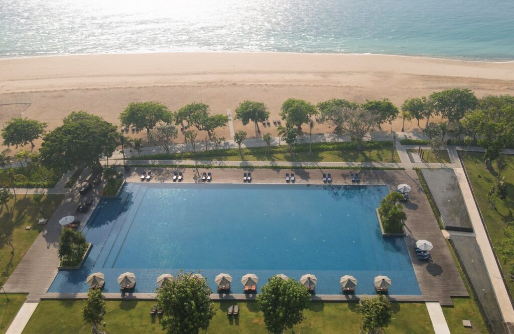 Resort-Facilities-Main-Pool